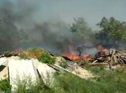 Мощный пожар на площади более тысячи квадратных метров бушует в Ростове