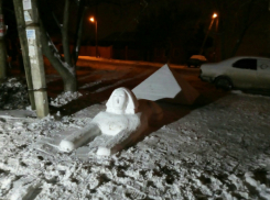 Сооруженные умелыми руками Сфинкс с пирамидой Хеопса на снежной поляне Ростова восхитили горожан