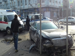 Полицейский пострадал в ДТП в центре Ростова: парализовано движение транспорта