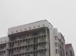 «Убегающая» с новенькой многоэтажки Ростова крыша помахала «крылом» испуганным прохожим на видео