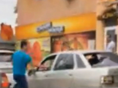 Бешеный ниндзя-берсеркер выбил нунчаками стекла у беззащитной машины в центре Ростова 