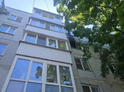 Троих человек спасли из горящей квартиры в Ростове