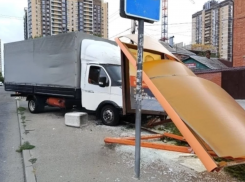 В Ростове «Газель» без водителя протаранила остановку на Мечникова