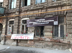 В Ростове жители несут цветы к дому-ветерану, который должны снести