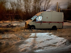 Прокуратура проведет проверку по поводу застрявшей в яме скорой в Новошахтинске