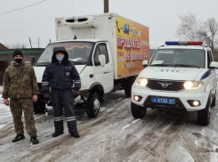 Полицейские в Ростовской области помогли водителю, съехавшему в кювет на заснеженной дороге