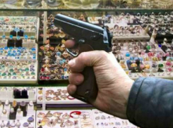 Уворачиваться от пуль «простуженного» грабителя пришлось продавцу ювелирного салона в Ростовской области