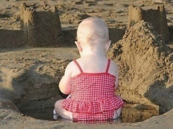 Пьяная женщина «забыла» свою 4-месячную дочь на детской площадке в Ростовской области