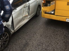 Пассажирский автобус смачно поцеловал иномарку в бок у здания РИИЖТа в Ростове