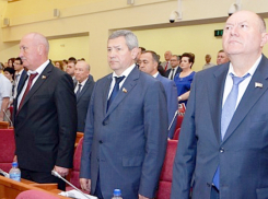 Сразу три депутата Заксобрания положили на стол мандаты в Ростовской области