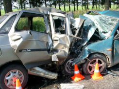 Молодые пассажиры легковушки получили травмы в ДТП с «запрещенным приемом» в Ростовской области