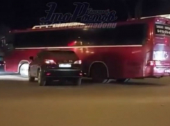 Водитель пассажирского автобуса спровоцировал ДТП в Ростове и попал на видео