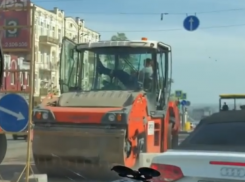 Спокойно любующийся жуткой пробкой «лежачий асфальтоукладчик» попал на видео в Ростове