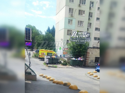 В Ростове трехлетний ребенок выпал из окна многоэтажки и погиб