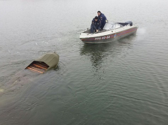 Спасатели достали из водоема двух нетрезвых рыбаков