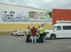 В Ростове возле гипермаркета «О'кей» штрафуют водителей, припарковавшихся на местах для инвалидов