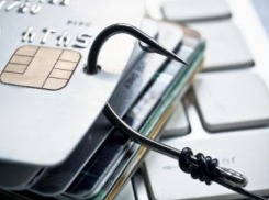 Девушка украла деньги с банковской карты с помощью приложения на смартфоне