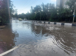 Скорая помощь застряла в огромной луже на Стадионной — ростовчане сами прочистили ливневку