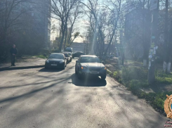 В Ростове 7-летний ребенок получил травмы после наезда во дворе дома