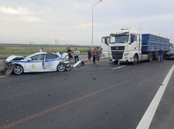 В Ростовской области патрульная машина ДПС попала под грузовик
