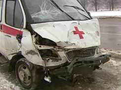 Мужчина попал в ДТП на угнанном у больницы автомобиле скорой помощи в Ростовской области