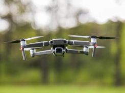 Под Таганрогом на железной дороге обнаружили упавший гражданский беспилотник