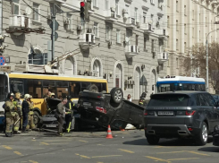 В центре Ростова авария с тремя машинами и троллейбусом парализовала город