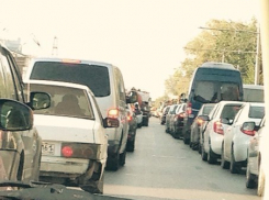 В Ростове на Нагибина снова крупная пробка