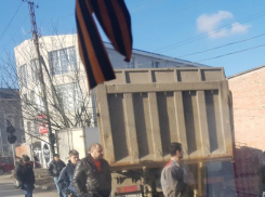 Неуправляемый многотонный грузовик снес несколько автомобилей в Ростове