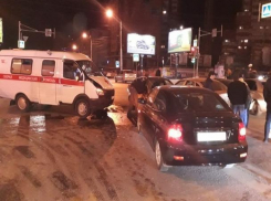 Крупная авария с участием скорой помощи произошла в Ростове