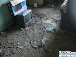 Жители пятиэтажки, залитой коммунальным фонтаном, седьмой день не могут вернуться в квартиры