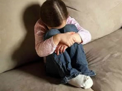 Ростовчанин полгода насиловал своих маленьких падчериц в квартире супруги на Алтае