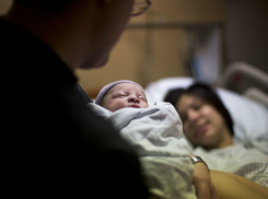 Женщина из Ростова родила девочку в поезде: начальник перерезал пуповину