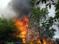 Перекинувшийся с нежилого барака огонь почти уничтожил частный дом в Ростовской области