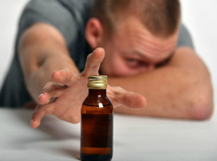 Кровавой рвотой закончилось распитие спиртовых настоек для жителя Ростова