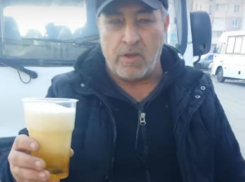 Эмоциональный водитель ростовской маршрутки на видео показал, какое пиво он пьет за рулем 