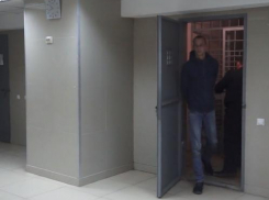 Мужчины воровали деньги из банкомата с помощью двустороннего скотча