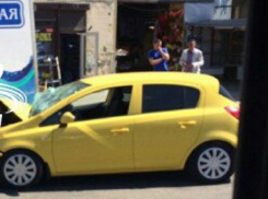 Девушка на симпатичном желтом автомобиле врезалась в фургон с минералкой в Ростове