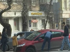Ультрасовременный нанотехнологичный асфальт попытался «съесть» автомобиль на парковке Ростова
