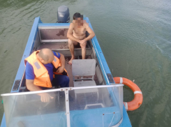 В Ростовской области спасатели вовремя пришли на помощь пьяному мужчине, который пытался переплыть Маныч