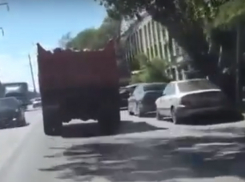 Разбрасывающий во все стороны строительный мусор веселый грузовик на дороге Ростова попал на видео