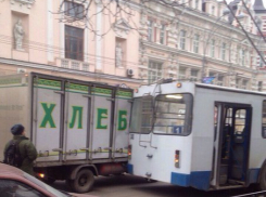 В центре Ростова троллейбус не поделил дорогу с развозчиком хлеба