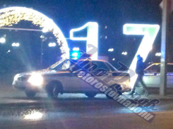 Автомобиль врезался в светящуюся инсталляцию «2017» парка «Дружба» в Ростове