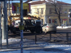 Нелепая авария с иномаркой и автокраном вызвала затор на дороге в центре Таганрога
