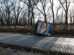 Мощный ветер уничтожил остановки и скамейки в Ростове