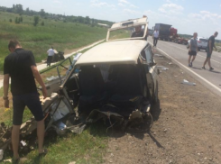 В Ростовской области «четверка» врезалась в грузовик, есть жертвы