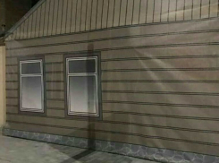 Пока жильцы были в гостях, «заботливые» строители завесили их дом баннером в Ростове