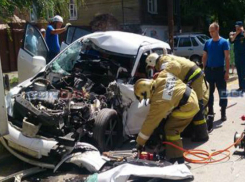 Мужчину вырезали из искореженного после ДТП автомобиля в Ростовской области на видео