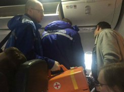 Подробности скоропостижной смерти пассажирки самолета выясняют следователи в Ростове