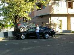 Внедорожник «взлетел» на капот иномарки у «заколдованного» перекрестка Ростова